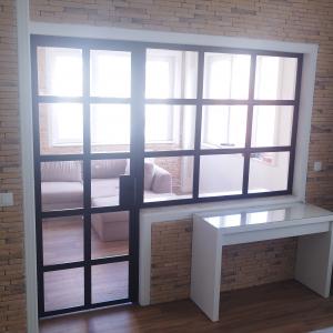 Преградна стена с врата