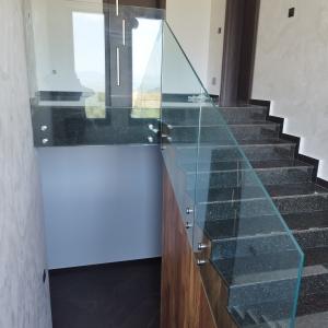 Стъклен парапет