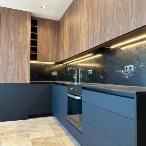 кухня гранит настилка травертин .jpg