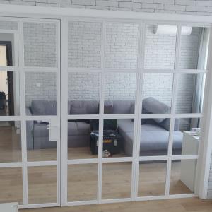 Преградна стена с врата