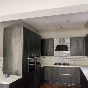 Кухня боядисвана с по меки тонове, контрастираща на шкафовете