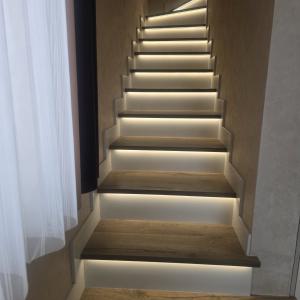 Стълбище със скрито осветление