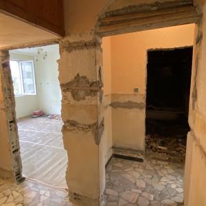 Свалена ламперия и почистено