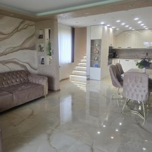 Трапезария с кухня