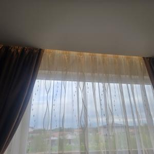 Окачени тавани с пердета и осветление