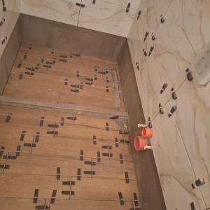 Плочки по под и праг за душ пространство