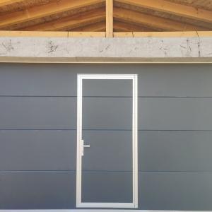 Секционна врата с вградена пешеходна врата