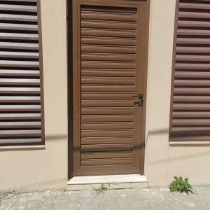 Пешеходна врата с пълнеж от стоманени ламели