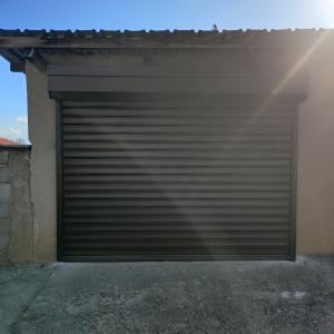 Ролетна врата със стоманени ламели