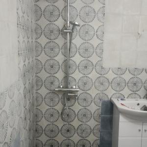 Душ и плочки по стени