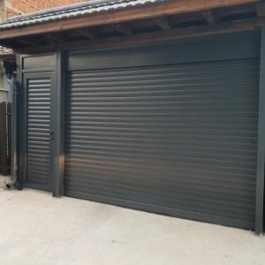 Термоизолирана ролетна врата и пешеходна врата с пълнеж от алуминиеви термо ламели