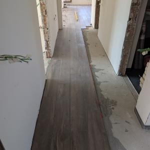 Лепене на плочки в коридор