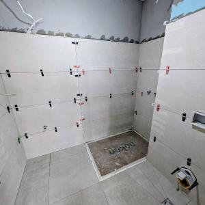 Плочки по стени и под