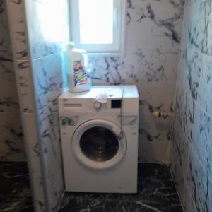 IMG-70f80e2e8763fbd47659c02e68a7ee32-V