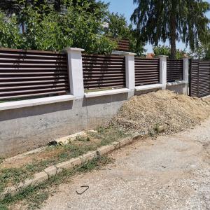 durvesen-cvqt-metalna-ograda-za-dvor-s-lameli