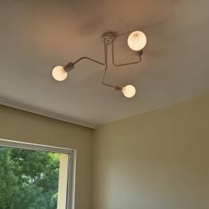 монтирана лампа