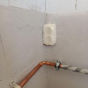 монтаж на външен контакт и измазване на стената около него