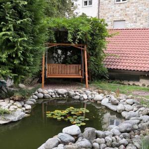 Езерото, люлка, жив плет!