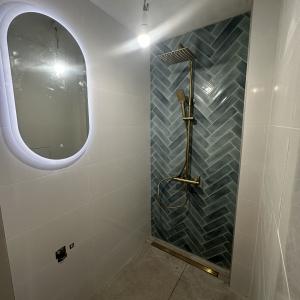 Баня с плочки наредени на рибена кост.