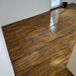 Залепване на гранитогрес, имитиращ ламинат