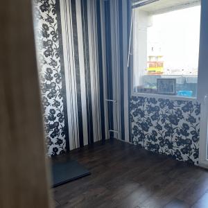 Спалня - тапети/паркет/мебели/ таванни плочи