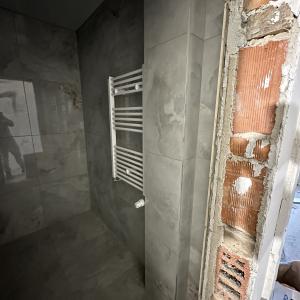 Затворен куфар в баня