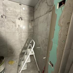 Затваряне на куфар в баня