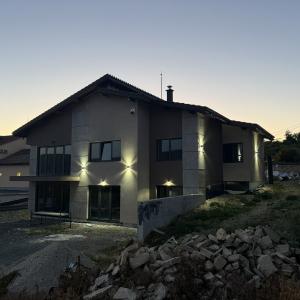 IMG-e8bcd4377da3039ee223719ebda2525a-V