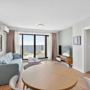 05-after-living-dining-seaview.DBduDHNn