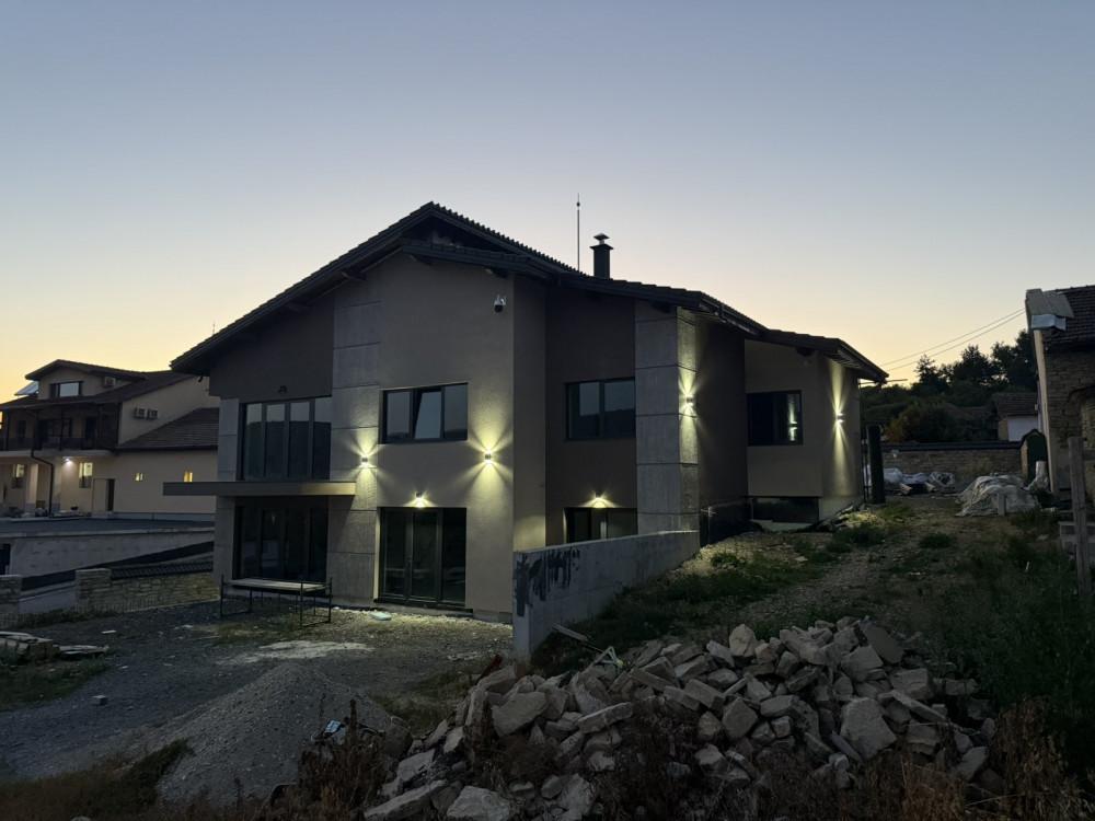 IMG-e8bcd4377da3039ee223719ebda2525a-V